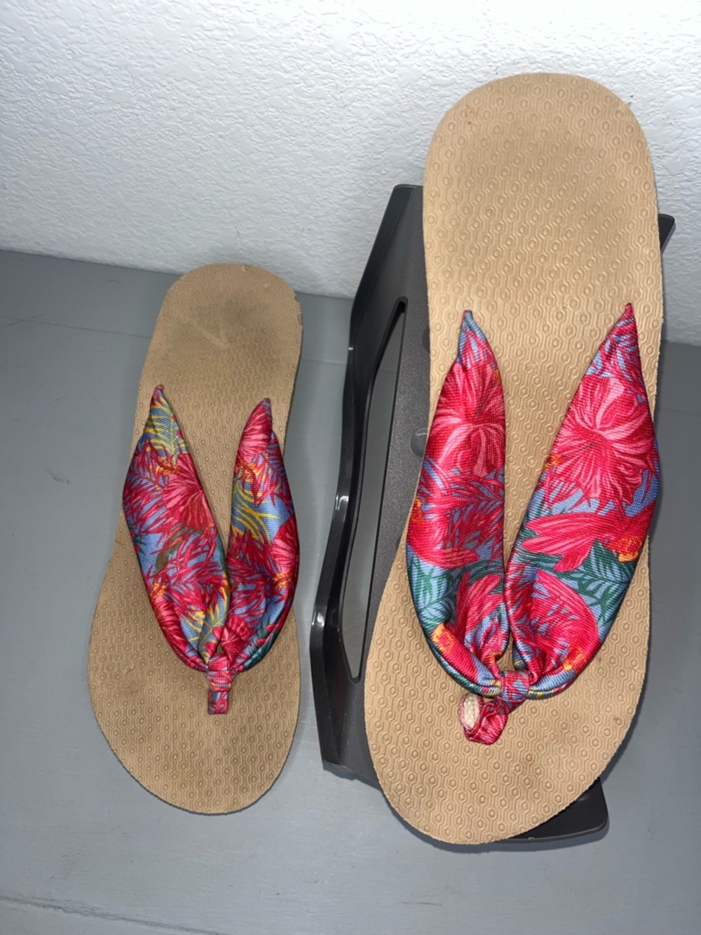 Avon Printed Wedge Flip Flops Tropical Fabric Strap Design Sz 8.5 Womens Summer